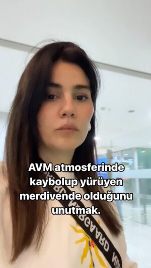 Zeynep Çamcı Instagram - Yürüyen merdivende ben📿