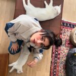 Zeynep Çamcı Instagram – Sizi çok seviyorum beyaz doktorlar🤍miniği seviyodum büyük kıskanıp arkama yattı📿oluşunnn Mivzi ve Cüneytim titro Cenitin🤍