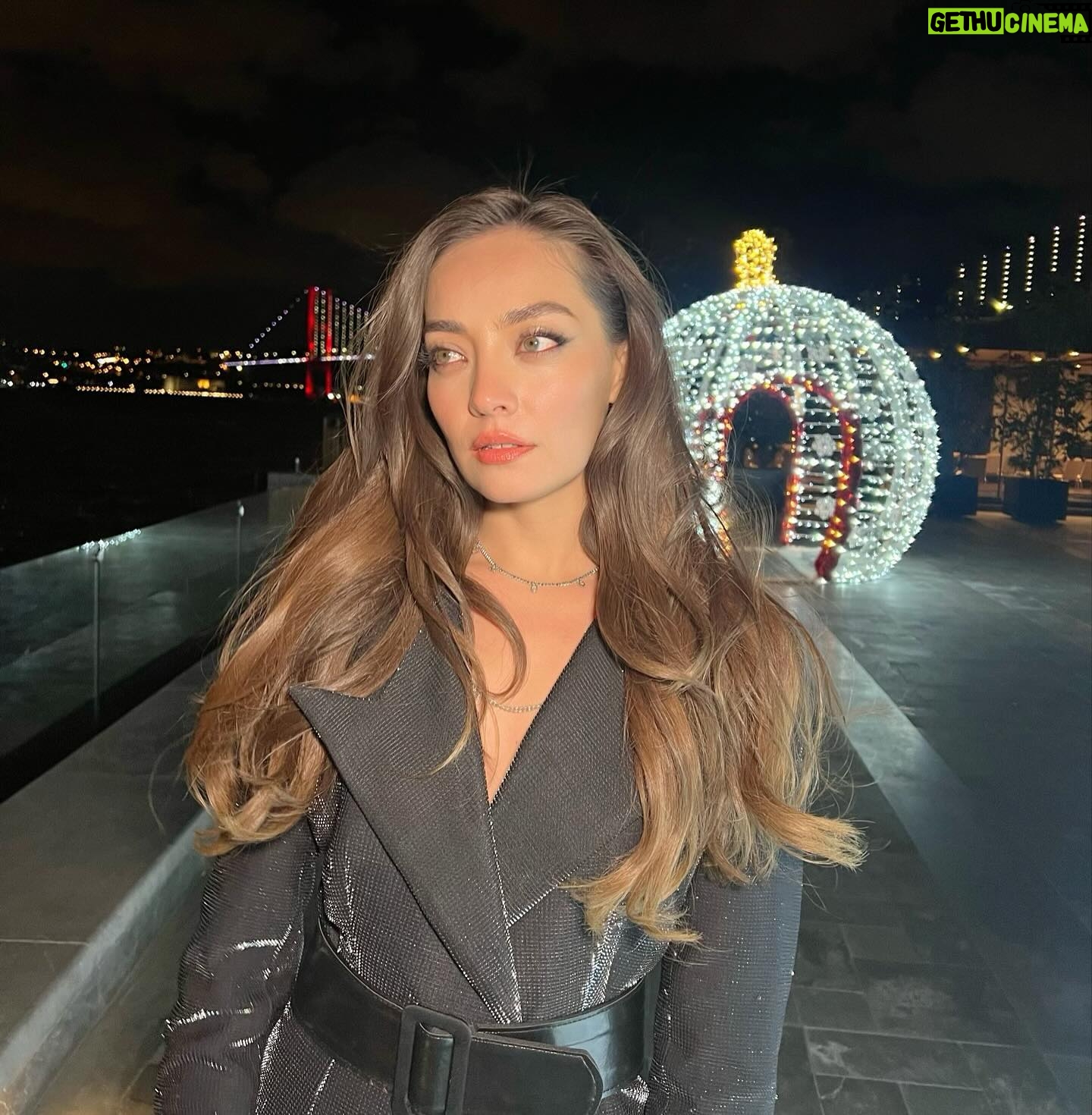 Zeynep Tuğçe Bayat Instagram - Life lately 🖤 Güzel şeyler her daim yanında olan dostlarla güzel ✨@hurdizitabii 1 Aralık’tan itibaren tüm bölümleriyle @tabii ’de! #dress @a46tuvanam @tuvana_buyukcinar #hair @atakangelisli #makeup @ezgihalilbeyoglu #jewels @swarovski #merci @ph7entertainment @beyza_eraydin @burcubulutcan #reklam