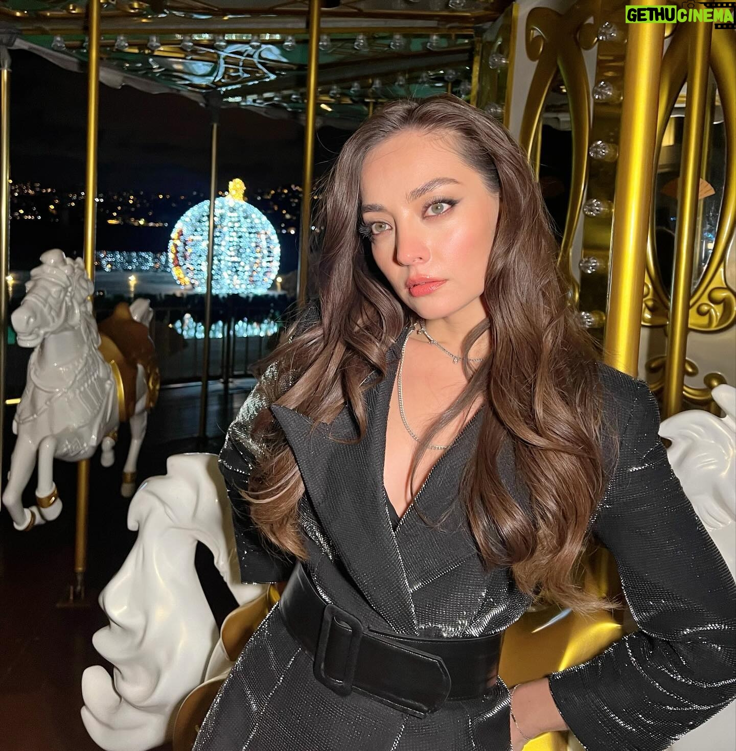 Zeynep Tuğçe Bayat Instagram - Life lately 🖤 Güzel şeyler her daim yanında olan dostlarla güzel ✨@hurdizitabii 1 Aralık’tan itibaren tüm bölümleriyle @tabii ’de! #dress @a46tuvanam @tuvana_buyukcinar #hair @atakangelisli #makeup @ezgihalilbeyoglu #jewels @swarovski #merci @ph7entertainment @beyza_eraydin @burcubulutcan #reklam