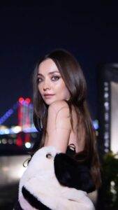 Zeynep Tuğçe Bayat Instagram - Lucky me 🍀🤍 Burada anı olarak dursun 🫠 #location @hakkasanistanbul #organisation @yontemcomm @yontem15 @ozygunduzaltay #thankyou mon amour @canselelcin & all my friends @theverticalz @burcubulutcan @ph7entertainment @cutiecake.cafe @tuganaokannalcaci #videoby @ugurtalay_ #reklam