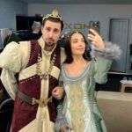 Zeynep Tuğçe Bayat Instagram - Benim küçük narin kulaklarım neler duyuyor ne demek sezon finali 🥹 @blutv @prensdizi @mgx.film @arifgokdeniz @bongomy @kcozdogan @musvikguluzade @denizzsas @ipoavci @besteabur ve tüm oyuncu ve yaratıcı ekibimiz sizi çok seviyorum 🤍 İşte beklediğiniz #prens #dump 🫠