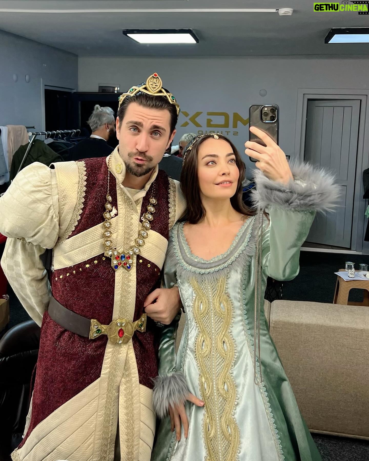 Zeynep Tuğçe Bayat Instagram - Benim küçük narin kulaklarım neler duyuyor ne demek sezon finali 🥹 @blutv @prensdizi @mgx.film @arifgokdeniz @bongomy @kcozdogan @musvikguluzade @denizzsas @ipoavci @besteabur ve tüm oyuncu ve yaratıcı ekibimiz sizi çok seviyorum 🤍 İşte beklediğiniz #prens #dump 🫠