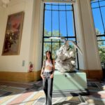 Zeynep Tuğçe Bayat Instagram - Açı her şeydir, bknz. son iki foto😹 Bir de şunu söylemek isterim ki, Paris’e yolu düşen herkesi Petit Palais’ye bekleriz. (Ben hep ordayım gibi oldu ama olsun 😹) Giriş ücreti olmayan, içinde birbirinden güzel resim ve heykellerin olduğu çok büyük bir müze, aynı zamanda çok tatlı avlusunda çok şeker bir cafe var. Not: Şu an hava çok soğuk, fotoğraf temsilidir, sakın kasımda güneşe aldanıp da benim gibi giyinmeyin ☃️ Mösyö @canselelcin in Paris’te olmasından ötürü oluşturulmuş bir kıskançlık gönderisidir 🥲 #paris #petitpalais 📸 @lisalouiseleroux