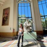 Zeynep Tuğçe Bayat Instagram - Açı her şeydir, bknz. son iki foto😹 Bir de şunu söylemek isterim ki, Paris’e yolu düşen herkesi Petit Palais’ye bekleriz. (Ben hep ordayım gibi oldu ama olsun 😹) Giriş ücreti olmayan, içinde birbirinden güzel resim ve heykellerin olduğu çok büyük bir müze, aynı zamanda çok tatlı avlusunda çok şeker bir cafe var. Not: Şu an hava çok soğuk, fotoğraf temsilidir, sakın kasımda güneşe aldanıp da benim gibi giyinmeyin ☃️ Mösyö @canselelcin in Paris’te olmasından ötürü oluşturulmuş bir kıskançlık gönderisidir 🥲 #paris #petitpalais 📸 @lisalouiseleroux