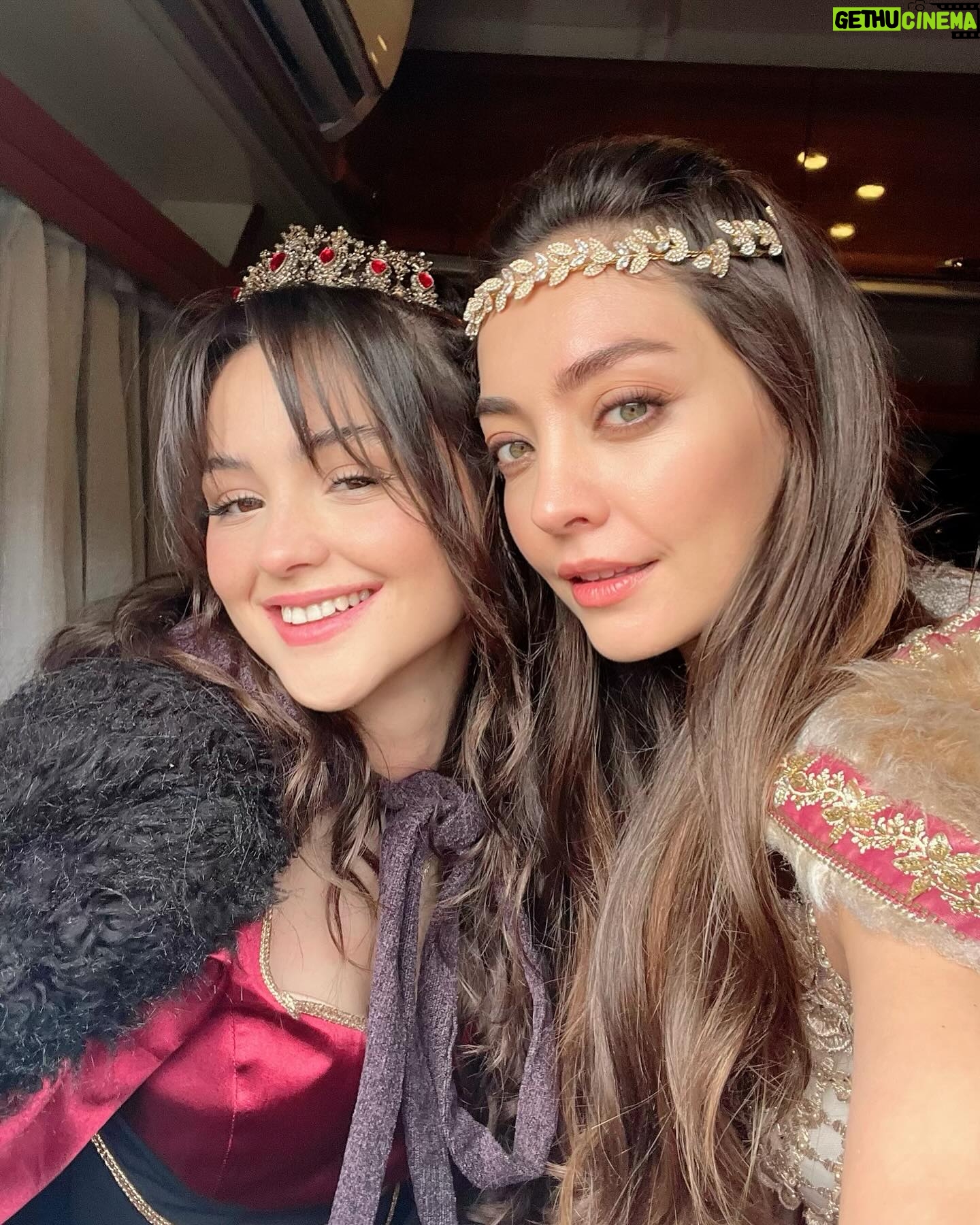 Zeynep Tuğçe Bayat Instagram - Benim küçük narin kulaklarım neler duyuyor ne demek sezon finali 🥹 @blutv @prensdizi @mgx.film @arifgokdeniz @bongomy @kcozdogan @musvikguluzade @denizzsas @ipoavci @besteabur ve tüm oyuncu ve yaratıcı ekibimiz sizi çok seviyorum 🤍 İşte beklediğiniz #prens #dump 🫠