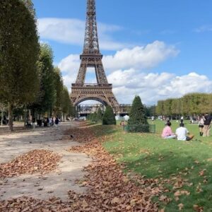 Zeynep Tuğçe Bayat Instagram - Benimle eylül Paris’i 🤍