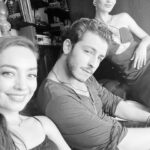 Zeynep Tuğçe Bayat Instagram – Kimler Geldiiii Kimler Geçtiiiii 🫠

Çok güzel bir ekiple çok güzel bir yazı bitirdik. Fotoğraflara sığmayacak kadar kalabalığız🤍