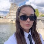 Zeynep Tuğçe Bayat Instagram – What love is… Will we stay the same?
Soruların cevapları herkese göre değişir belki. Aramızda sıklıkla konuşuyoruz. Sanırım biz zamana inanmıyoruz. En azından bize dayatılan zamana. Günlere, aylara, yıllara bölünen bir hayat bize göre değil. Bir yerde uzun süre duramıyoruz. Ama dönüp dolaşıp kendimizi yine orada bulduğumuz yerler de yok değil. Evimiz neresi? Sanırım evimiz birbirimiz. Sevdiklerimiz var bir de. Çok ilginç bazen uzak kalıyoruz ama çok çok yakın hissediyoruz. Belki güleceksiniz ama hepsi hep Mösyö ile konuştuğumuz gibi atom altı kuantum fiziği :) Oradan oraya uçuşan elektronlar :) Hayır kafayı üşütmedik, araştırmanızı öneririm 😹  @canselelcin 
*Sevilla, Madrid, Paris, Cadiz, Göcek elektronlarımızın uçuştuğu bazı yerler 😛