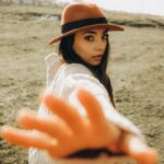 Zeynep Tuğçe Bayat Instagram - İşimin en keyifli kısmı böyle güzel arkadaşlarım ile çalışmak 😍 @zeyneptugcebayat 🌙🌸 #cappadocia #fashion #winter #cappadociaphotographers #vogue #fashionstyle #styling #colors #magazine #lovethis #movie #istanbul #runway #acrtess