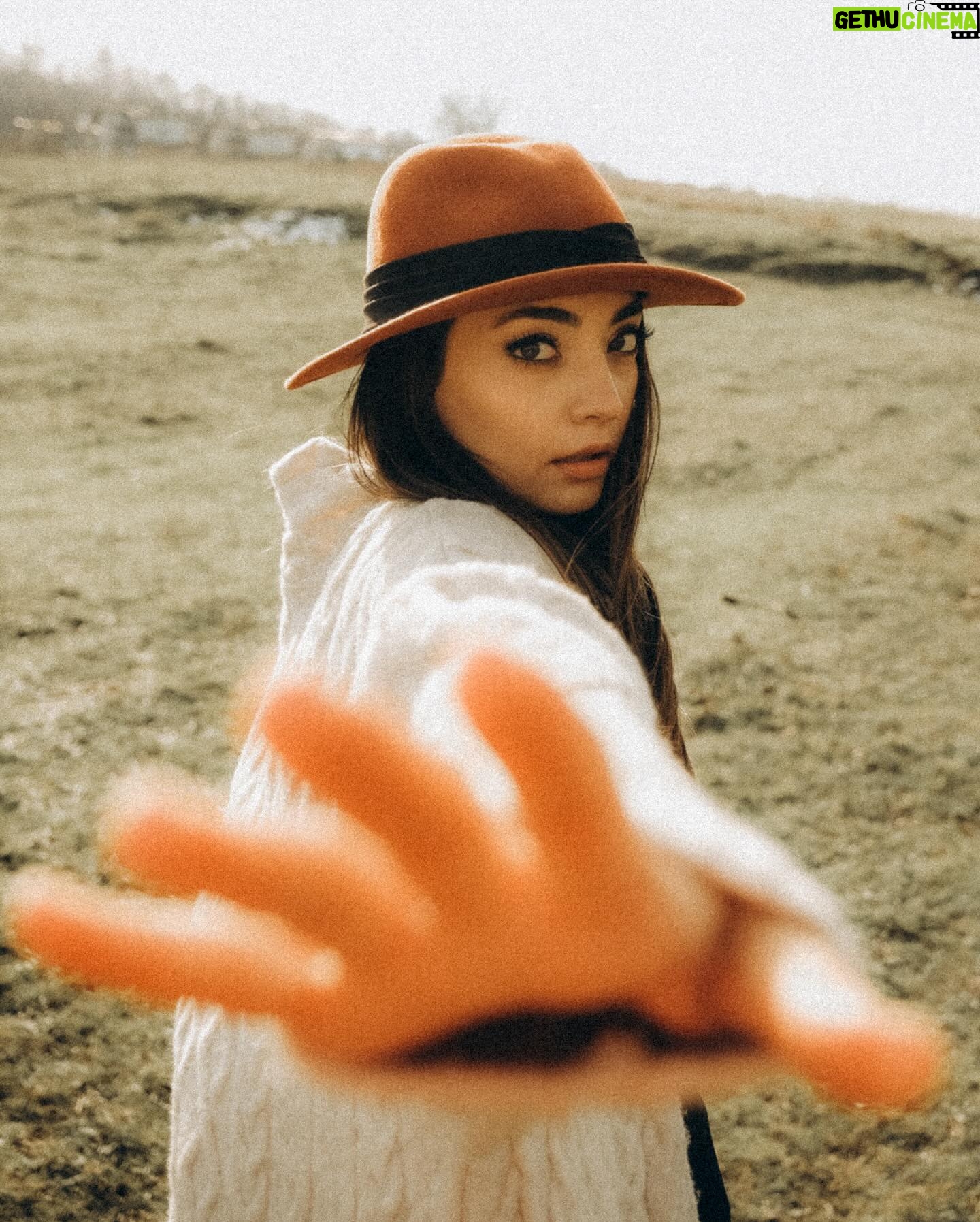 Zeynep Tuğçe Bayat Instagram - İşimin en keyifli kısmı böyle güzel arkadaşlarım ile çalışmak 😍 @zeyneptugcebayat 🌙🌸 #cappadocia #fashion #winter #cappadociaphotographers #vogue #fashionstyle #styling #colors #magazine #lovethis #movie #istanbul #runway #acrtess