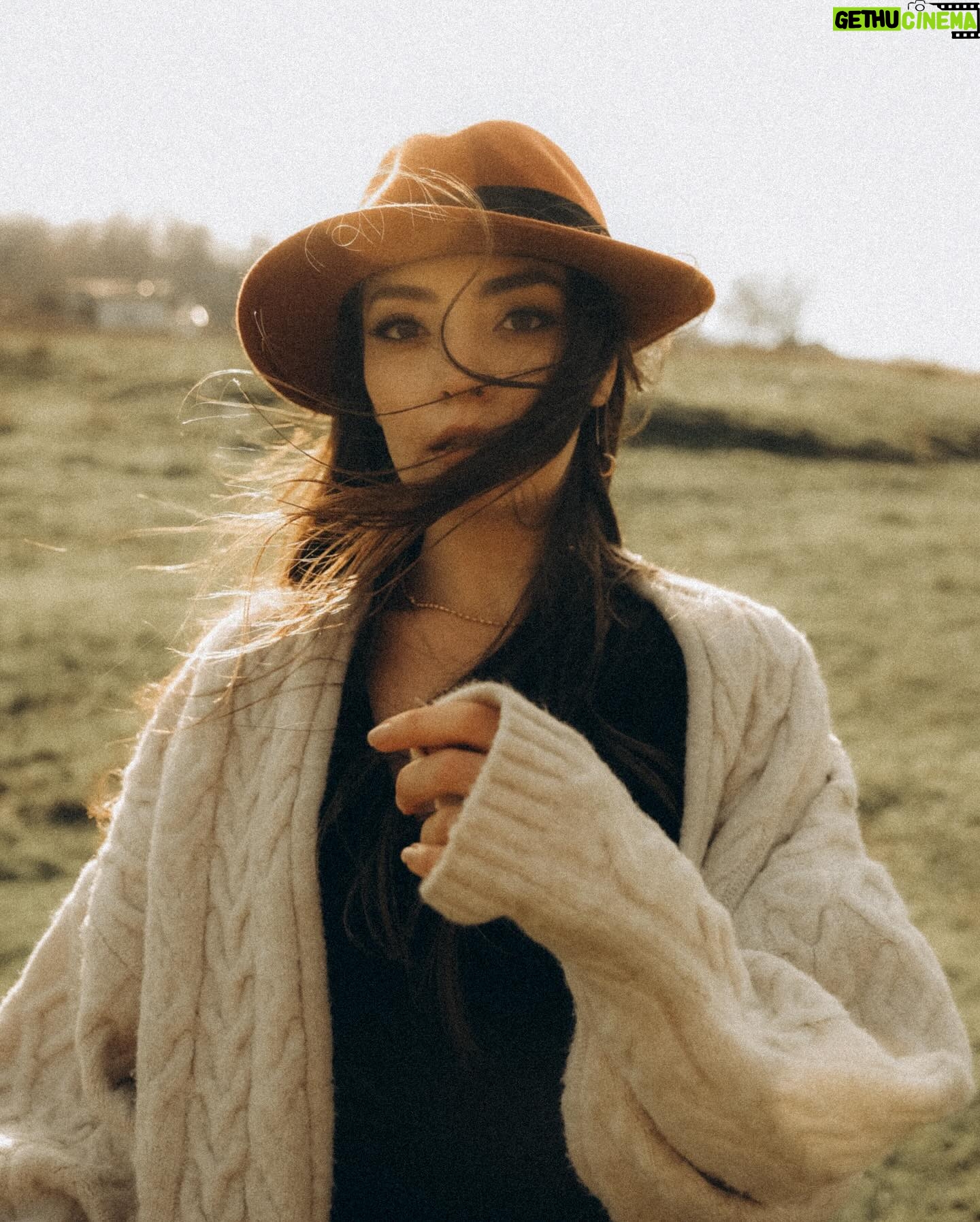 Zeynep Tuğçe Bayat Instagram - İşimin en keyifli kısmı böyle güzel arkadaşlarım ile çalışmak 😍 @zeyneptugcebayat 🌙🌸 #cappadocia #fashion #winter #cappadociaphotographers #vogue #fashionstyle #styling #colors #magazine #lovethis #movie #istanbul #runway #acrtess