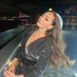 Zeynep Tuğçe Bayat Instagram - Life lately 🖤 Güzel şeyler her daim yanında olan dostlarla güzel ✨@hurdizitabii 1 Aralık’tan itibaren tüm bölümleriyle @tabii ’de! #dress @a46tuvanam @tuvana_buyukcinar #hair @atakangelisli #makeup @ezgihalilbeyoglu #jewels @swarovski #merci @ph7entertainment @beyza_eraydin @burcubulutcan #reklam