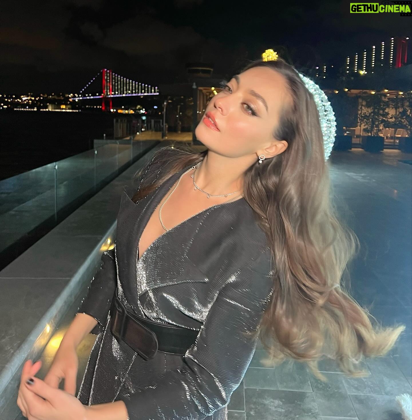 Zeynep Tuğçe Bayat Instagram - Life lately 🖤 Güzel şeyler her daim yanında olan dostlarla güzel ✨@hurdizitabii 1 Aralık’tan itibaren tüm bölümleriyle @tabii ’de! #dress @a46tuvanam @tuvana_buyukcinar #hair @atakangelisli #makeup @ezgihalilbeyoglu #jewels @swarovski #merci @ph7entertainment @beyza_eraydin @burcubulutcan #reklam