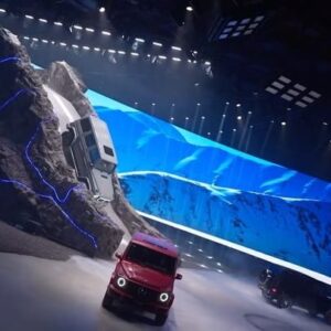 Zhang Yixing Instagram - Electrify my stage with new #thegeländewagen @mercedesbenz @mercedesbenzgclass  #大G