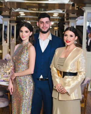 Zhasmin Instagram - Осталось совсем немного времени до свадьбы Миши, моего старшего сына. С утра до вечера мы все в приятных хлопотах, и я очень жду этот день, такой важный для любой матери. А пока делюсь с вами чудесными моментами с церемонии сватовства нашей @ll.eva.ll 👰‍♀️🤵‍♂️
Фото: @rrfoto