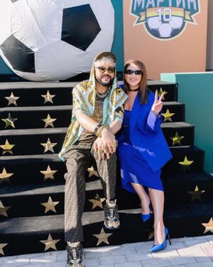 Zhasmin Instagram - Дорогой мой друг Филипп @fkirkorov , с днем рождения! 🥳🎂 

С годами начинаешь особенно ценить настоящих друзей, кто верно и честно находится рядом многие годы, да что там годы - мы с тобой рядом и в самые счастливые, и в ненастные времена уже больше половины жизни! 

Желаю тебе сохранить на долгие годы твою удивительную способность превращать все вокруг в яркий праздник, твой задор, жажду жизни, твой талант и креатив! Пусть крепким будет здоровье папы Бедроса, а детки каждый день радуют новыми успехами! И, конечно, пусть с каждым годом только множится армия почитателей твоего таланта!