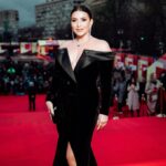 Zhasmin Instagram - Вчерашнее штормовое предупреждение не стало помехой для любителей современного киноискусства - открытие Московского международного кинофестиваля @mmkf_official состоялось! 🎬 Спасибо организаторам за блистательную церемонию, я получила огромное удовольствие! Jewellery: @mercuryjewellery @mercury_russia Dress: @esterabnerofficial @esterabner Style: @vika_verden Assistant: @alena_hanesman