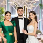 Zhasmin Instagram - Не могу не поделиться с вами, мои дорогие друзья, видео с церемонии хупы Миши и Евы ☺️ Думаю, у части из вас возникнут вопросы, почему кольцо надевается на указательный палец или на что наступает Миша в финале видео 😊 Действительно, кольцо у нас надевают на указательный палец (но носят потом на безымянном), как шутит уважаемый рав Берл Лазар, это потому, что этим пальцем 👆жена потом показывает мужу, что она хочет 😄 А жених в финале церемонии разбивает ногой стеклянный бокал - он в пакете и в фольге, чтобы никто не поранился. После этого действия брак считается заключенным 😌 Подробнее о том, как прошла свадьба Миши и Евы, можно прочитать в майском номере @hello__ru с нами на обложке, номер в продаже весь май 😌 Огромное спасибо за атмосферное видео Сергею Карпову @karpovfilm 📹