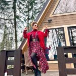 Zhasmin Instagram - С днем весны и труда, дорогие мои! Пусть у каждого на работе будет такое же настроение, как у меня на съемках 😂❤️💃💃💃