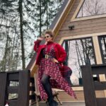 Zhasmin Instagram - С днем весны и труда, дорогие мои! Пусть у каждого на работе будет такое же настроение, как у меня на съемках 😂❤️💃💃💃