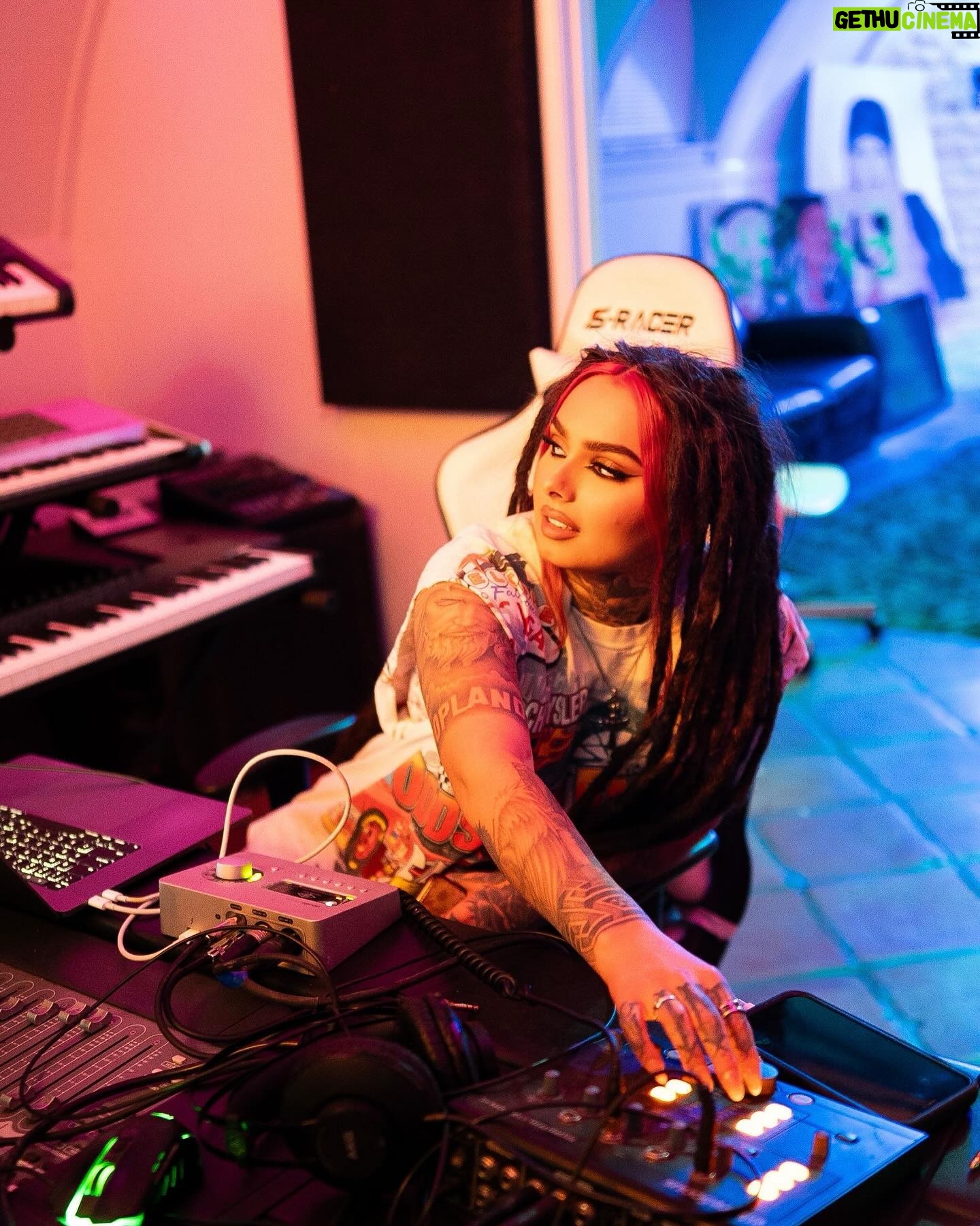 Zhavia Ward Instagram - We working π€πΌππβοΈπ«’πππππ