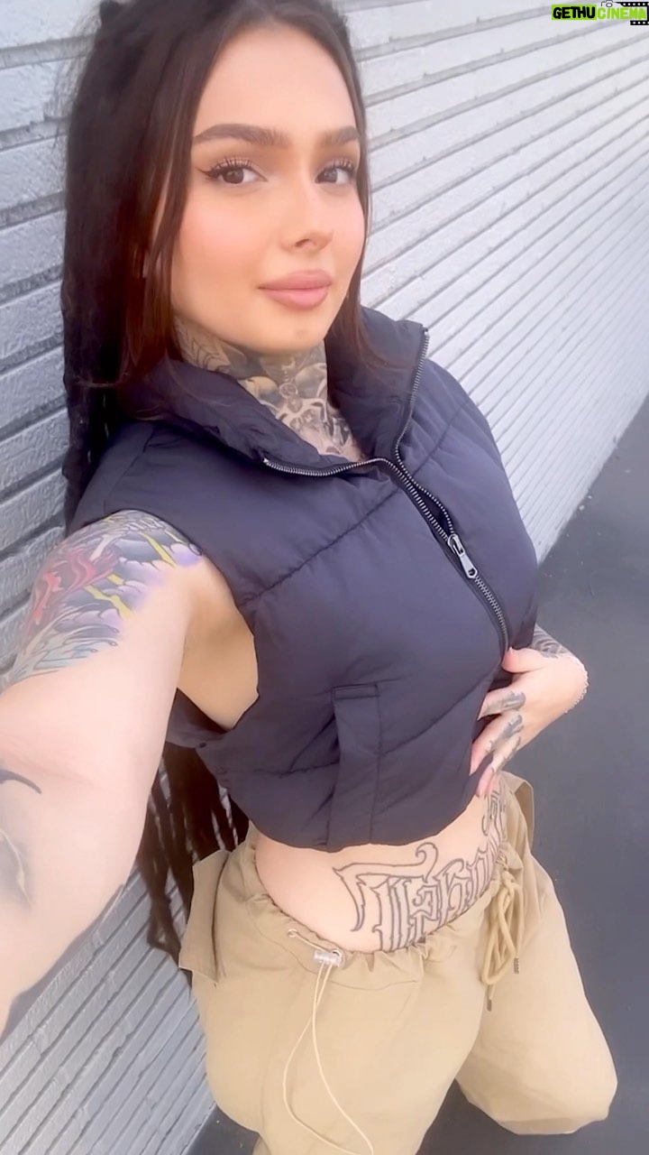 Zhavia Ward Instagram - It’s @FashionNova ‘s BIGGEST SALE EVER... 50-90% off happening RN❗ EVERYTHING on the site! Follow @FashionNova and DON’T MISS OUT www.FashionNova.com
