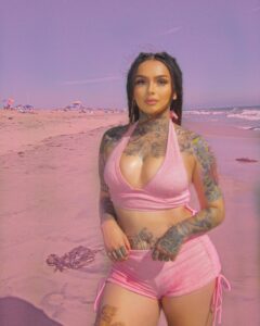 Zhavia Ward Instagram - @FashionNova You can’t brush my hair or take me anywhere 🍭☺️💅🏼💗