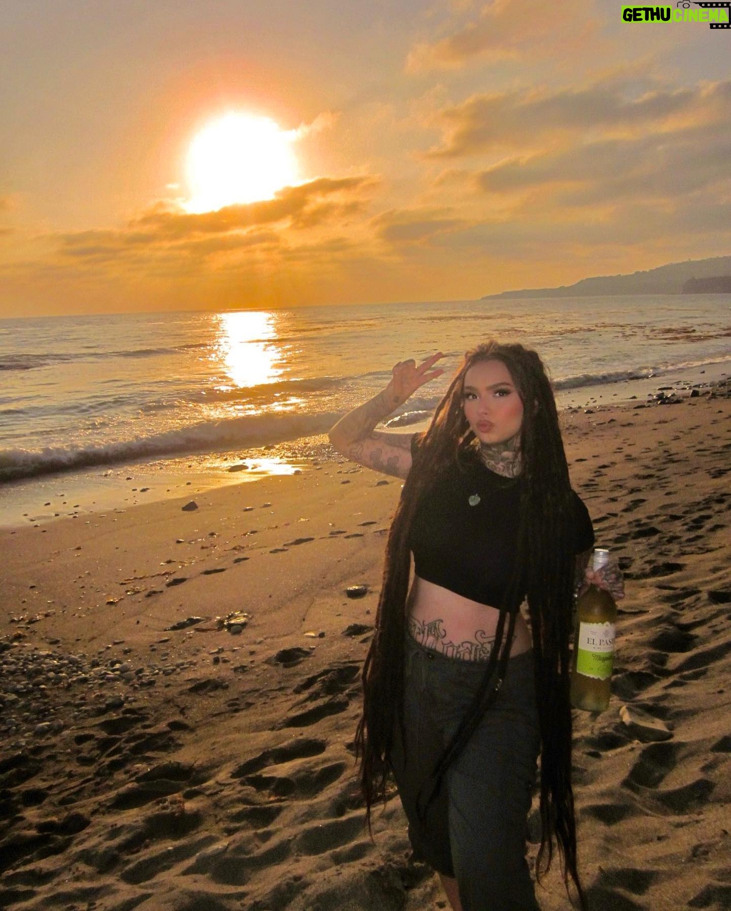 Zhavia Ward Instagram - Photo dump đđ
đĒŠđŠļ last pic my sis was FT me and showed me the sunset and there was a Z in the clouds âī¸đ¤