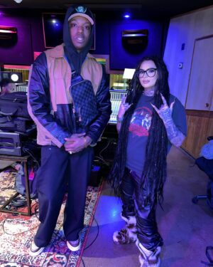 Zhavia Instagram - @bleuvandross let’s go 🗣️💿⚡️got in the stu made some bops 🤘🏼