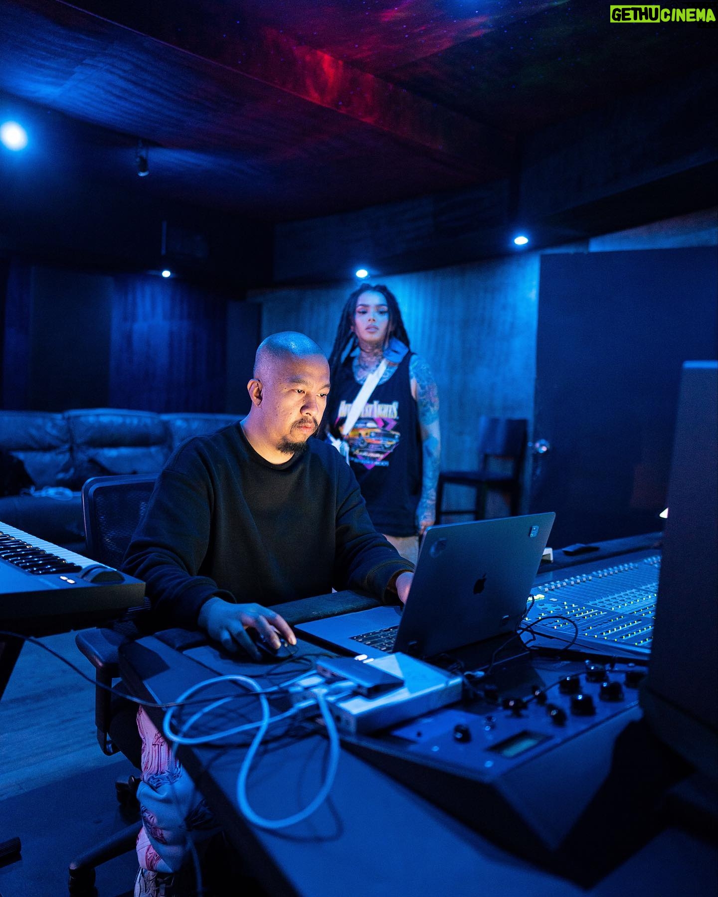 Zhavia Ward Instagram - Soo I fractured my wrist in 2 places and had to surgery but Iβm healing now and still makin π₯π₯π₯in the studio βπΌπΎπ€π€π€