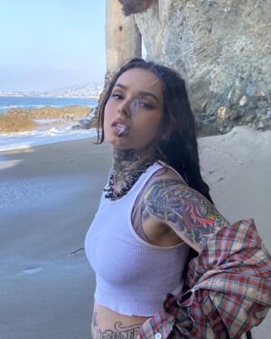 Zhavia Instagram - Hope you enjoyed my verse on Heart In 2💔 working on some dope music ⭐️💨