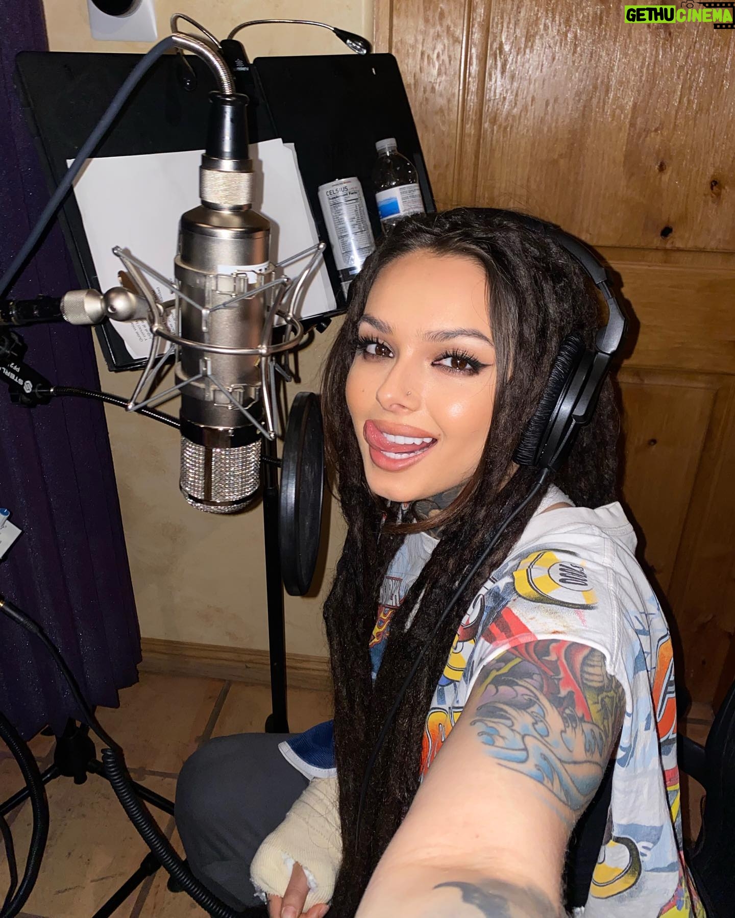 Zhavia Ward Instagram - Soo I fractured my wrist in 2 places and had to surgery but Iβm healing now and still makin π₯π₯π₯in the studio βπΌπΎπ€π€π€