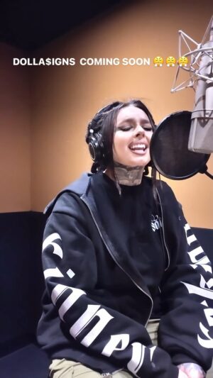 Zhavia Instagram - When I get on the mic I don’t play 💰💰💰🫣😈💙💙💙