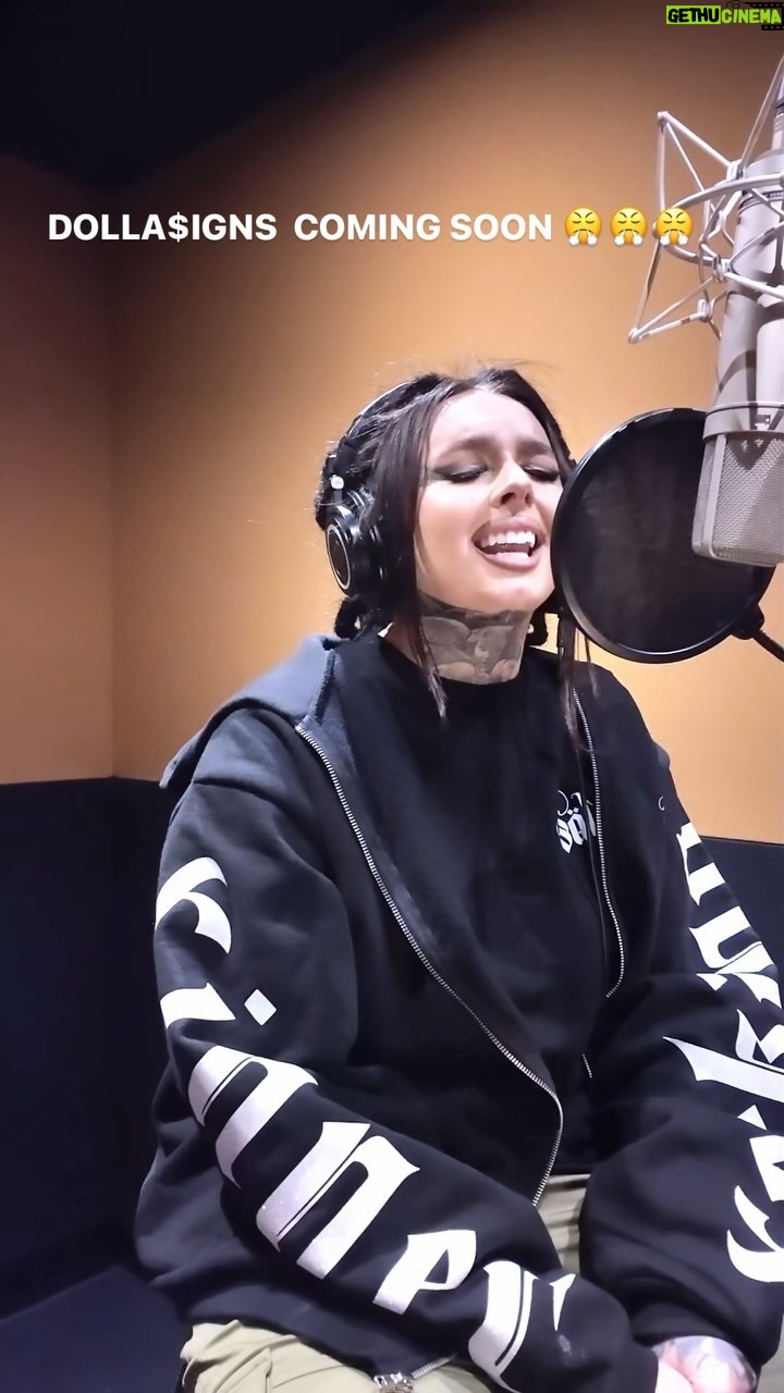 Zhavia - 33.5K Likes - When I get on the mic I don’t play 💰💰💰🫣😈💙💙💙