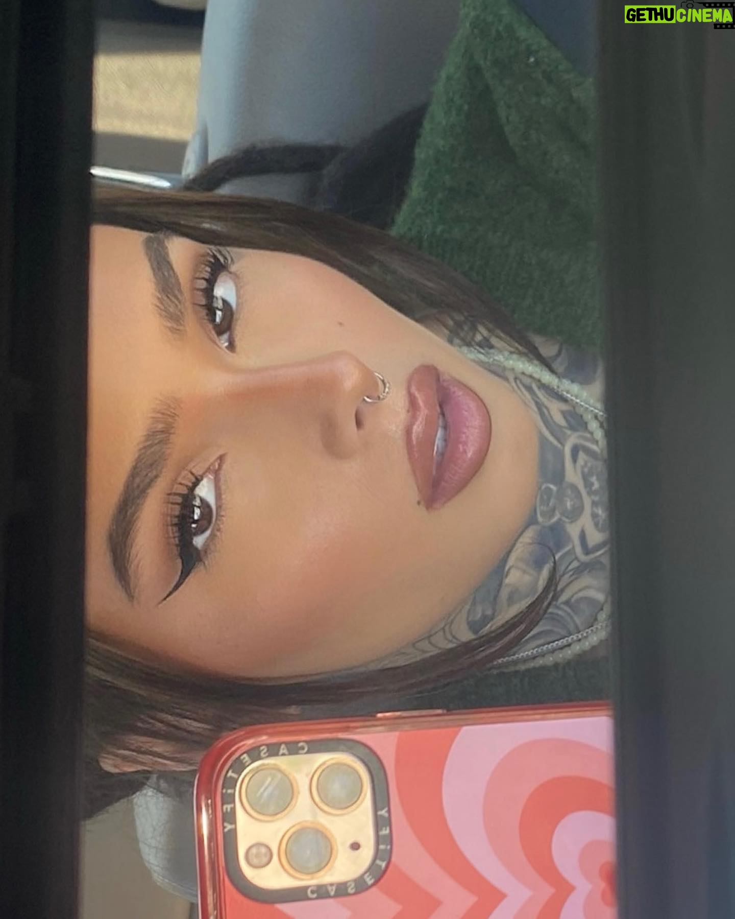 Zhavia Ward Instagram - Shouldn’t care about your ass ima rockstar 🌟💔 #heartin2 OCT.7