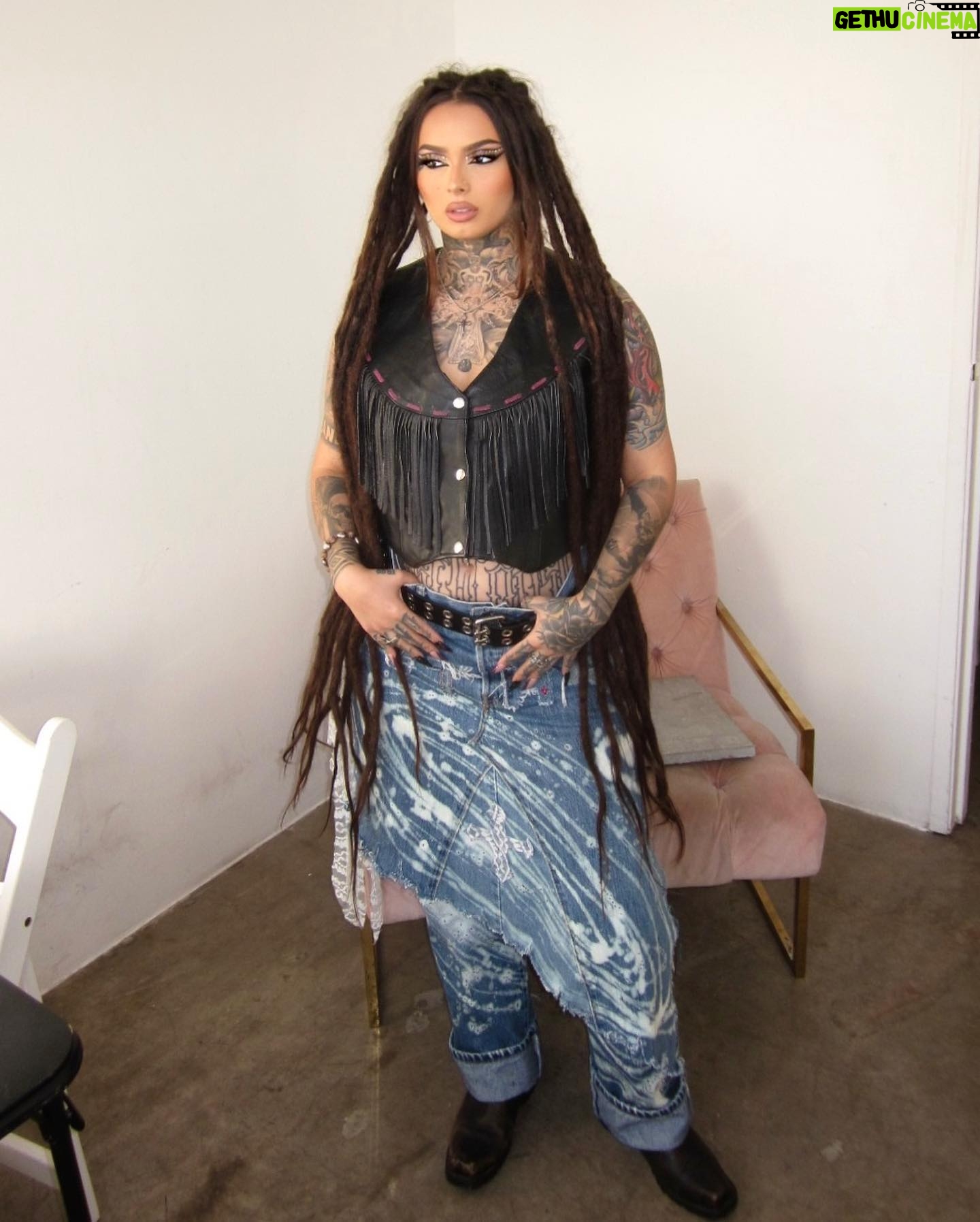 Zhavia Ward Instagram - 🎞️🎞️🎞️custom fit I made for my show 🎤🩷🩷🩷⭐️🌸 show Photos shot by @meganyourfavorite and @archivalgrams