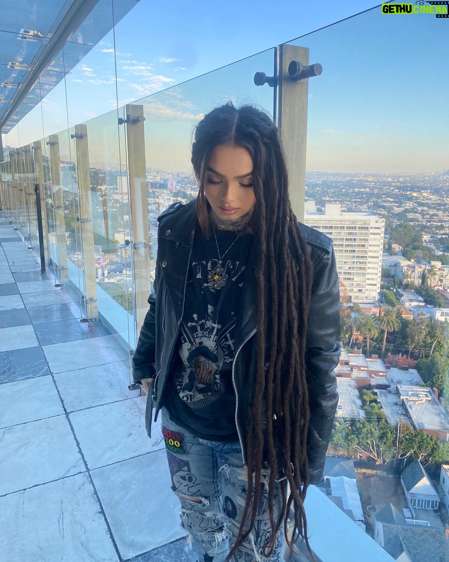 Zhavia Ward Instagram - Oh no I got another face tattoo 😱swipe >