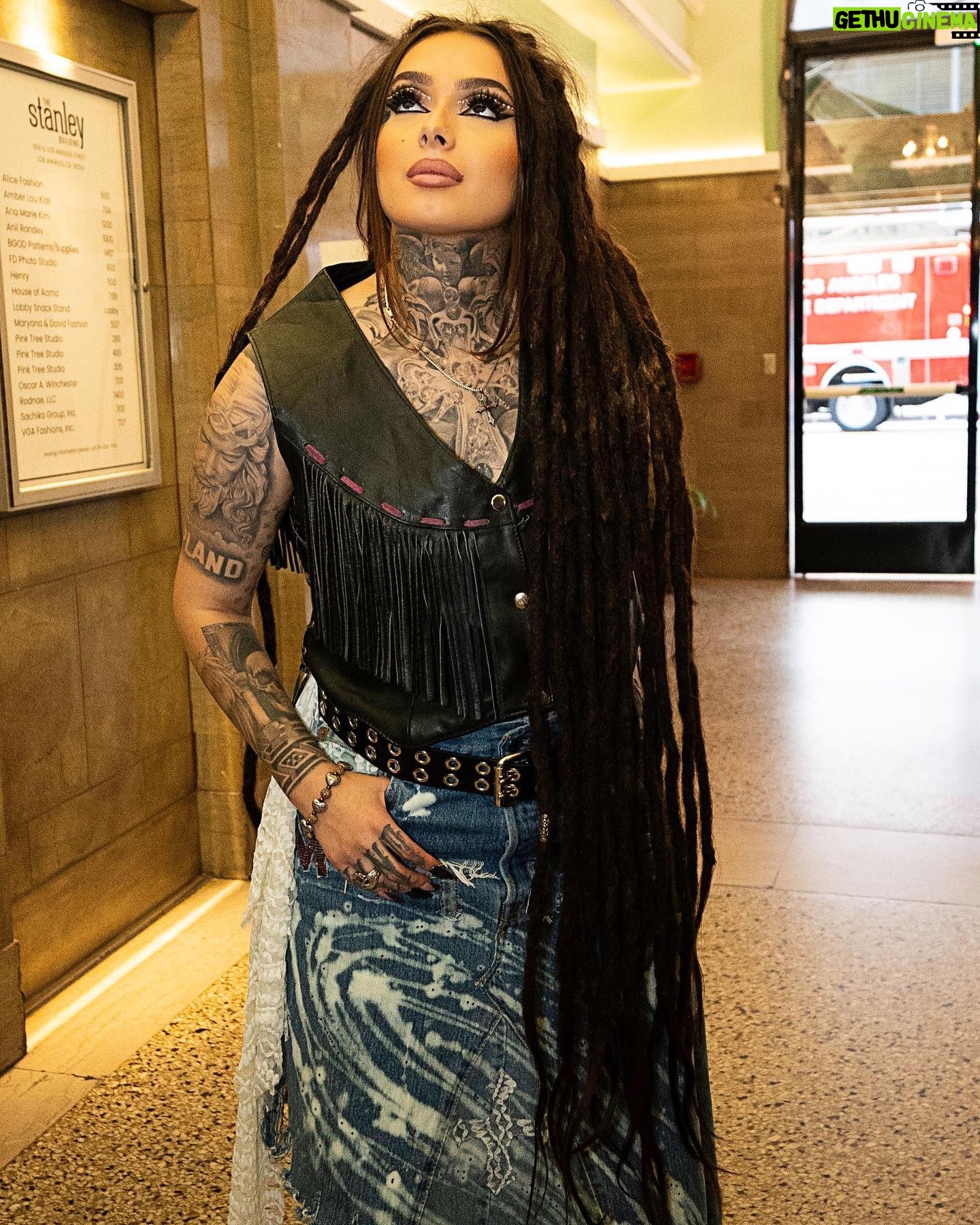 Zhavia Ward Instagram - 🎞️🎞️🎞️custom fit I made for my show 🎤🩷🩷🩷⭐️🌸 show Photos shot by @meganyourfavorite and @archivalgrams