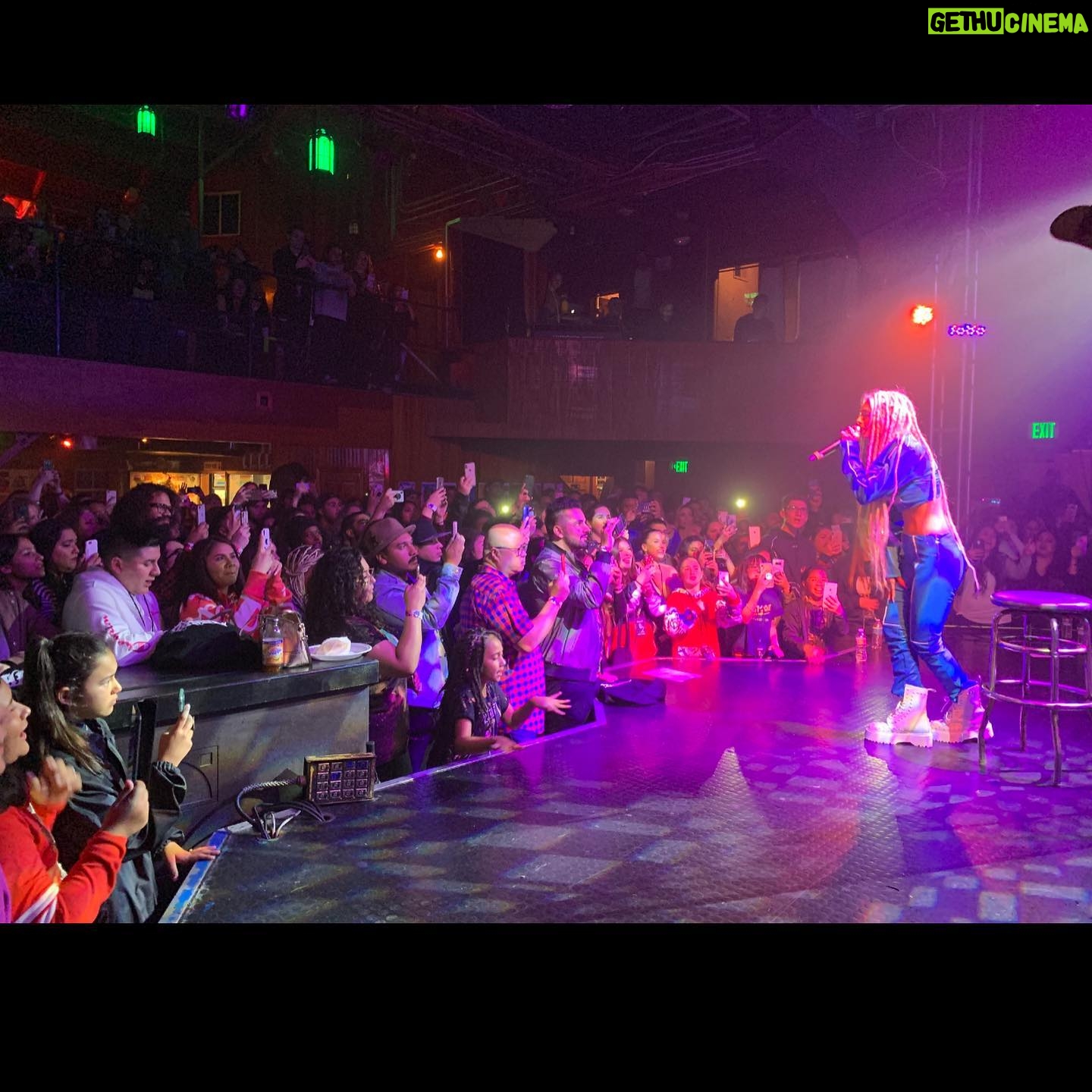 Zhavia Ward Instagram - Love you all βοΈπ comment a ππππ if you ready for my new shit πππ last pic is a tb to my first show at the troubadour πΆπ