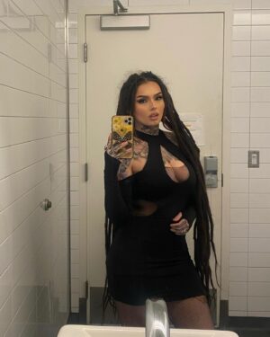 Zhavia Instagram - Switch it up ❤️‍🔥⛓️⚔️