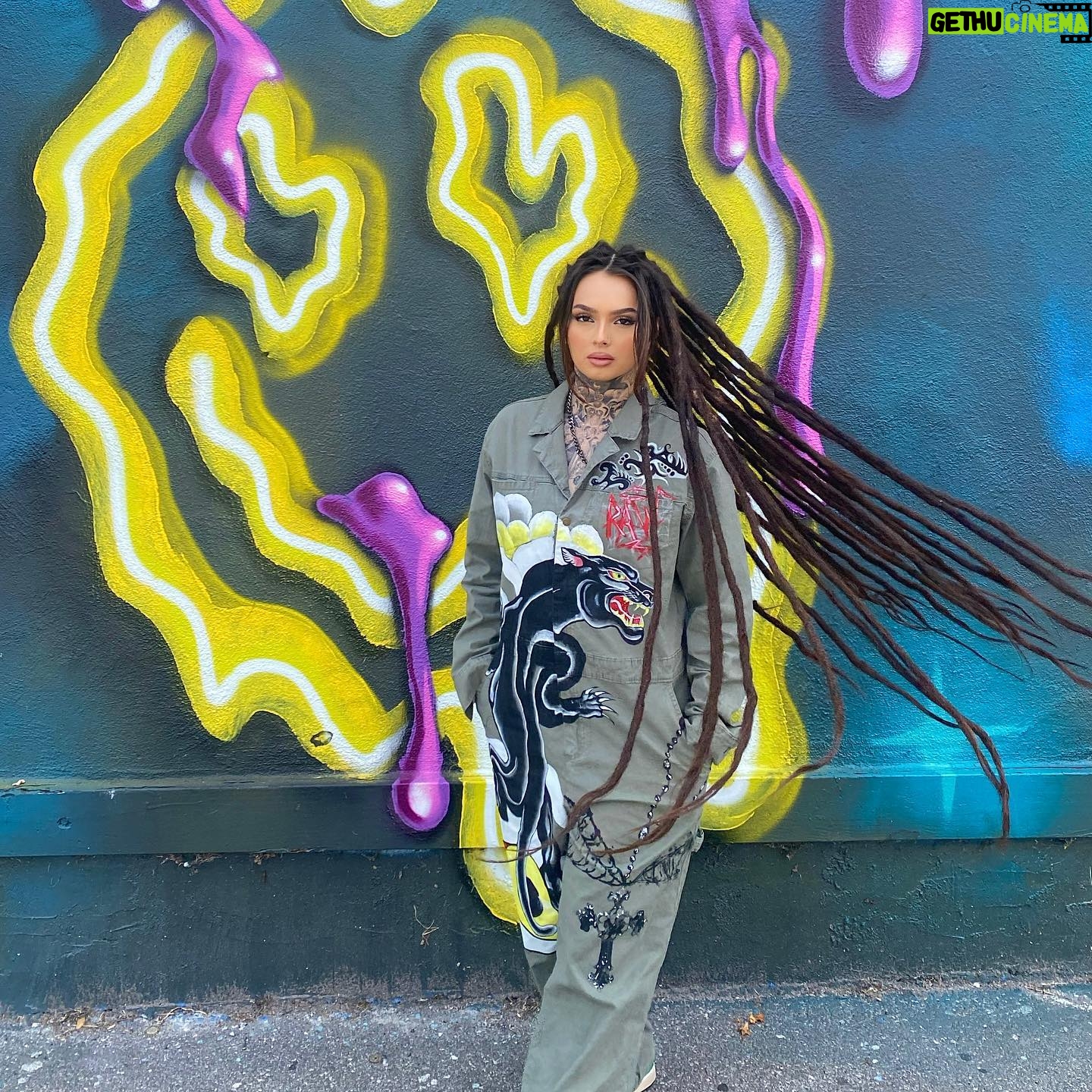 Zhavia Ward Instagram - Just showing off this jumper I painted 🤳🏼🤠🫶🏻