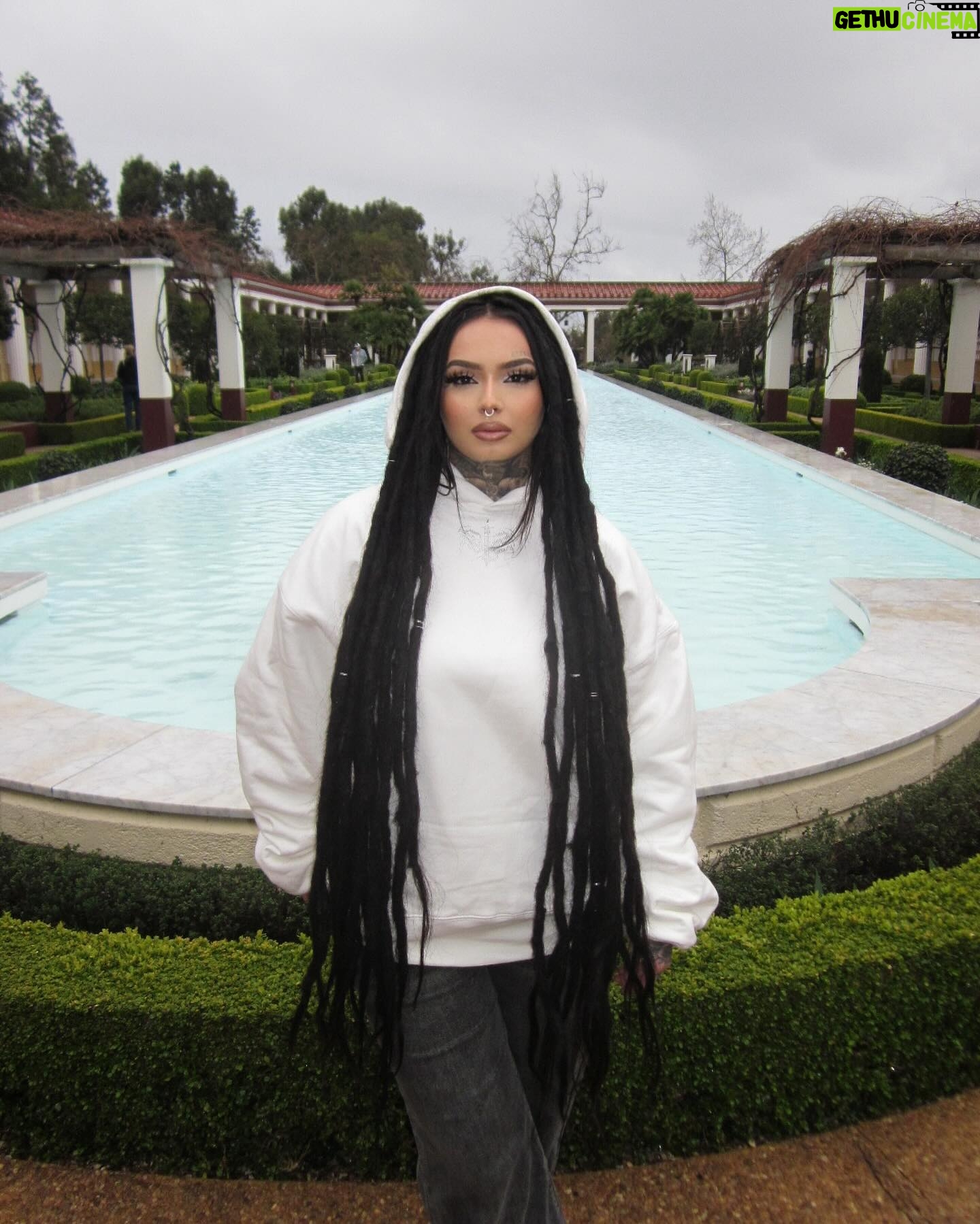 Zhavia Ward Instagram - Got to spend my birthday in such a beautiful place with my favorite person 🖤🌧️☔️⚔️🕊️🪽