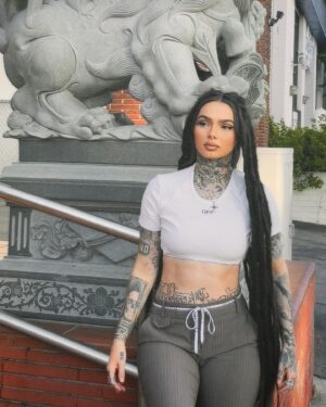 Zhavia Instagram - 🐉drop a red emoji 🥀🍷🥡❤️ btw I got a song I ft coming out soon!