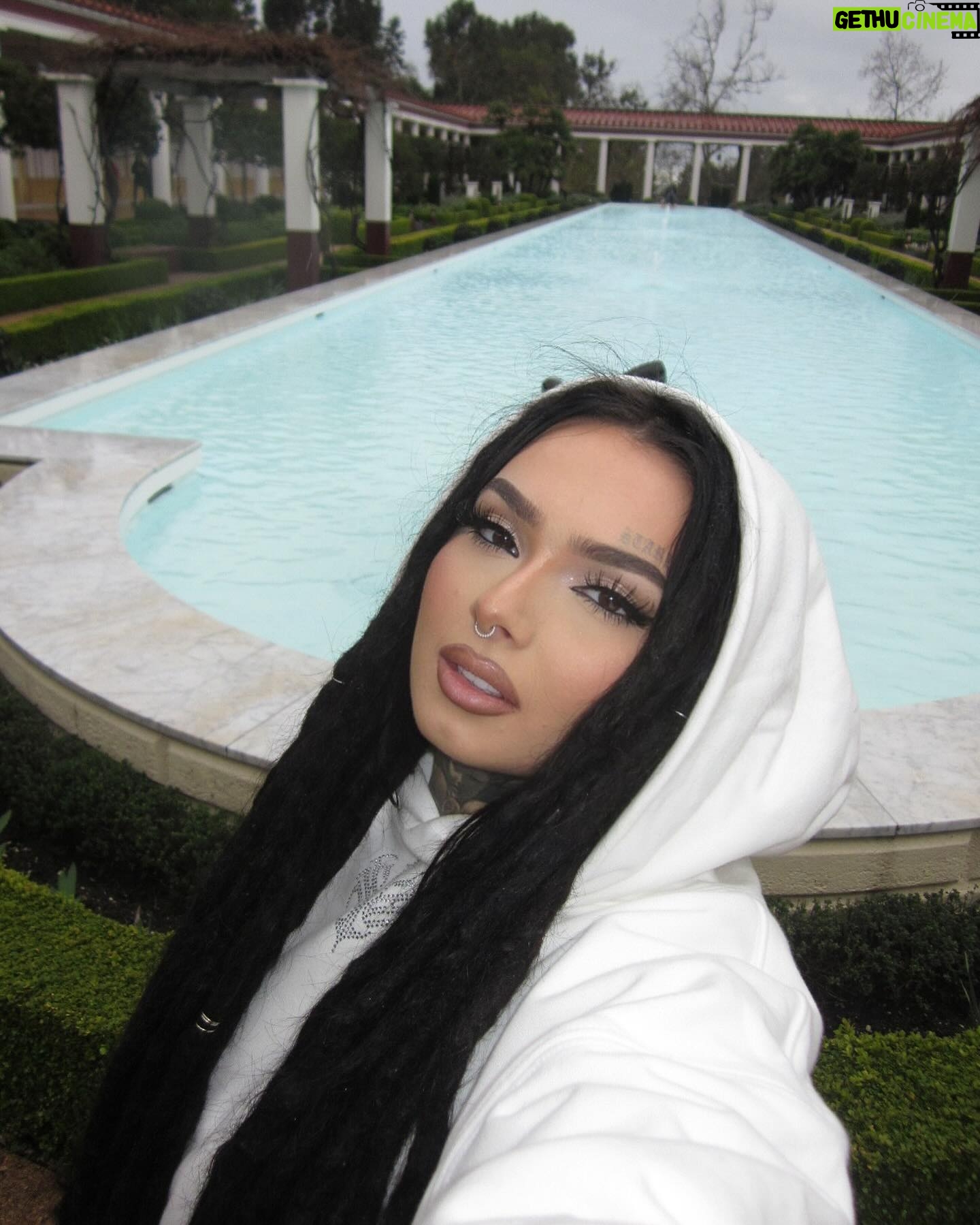 Zhavia Ward Instagram - Got to spend my birthday in such a beautiful place with my favorite person 🖤🌧️☔️⚔️🕊️🪽