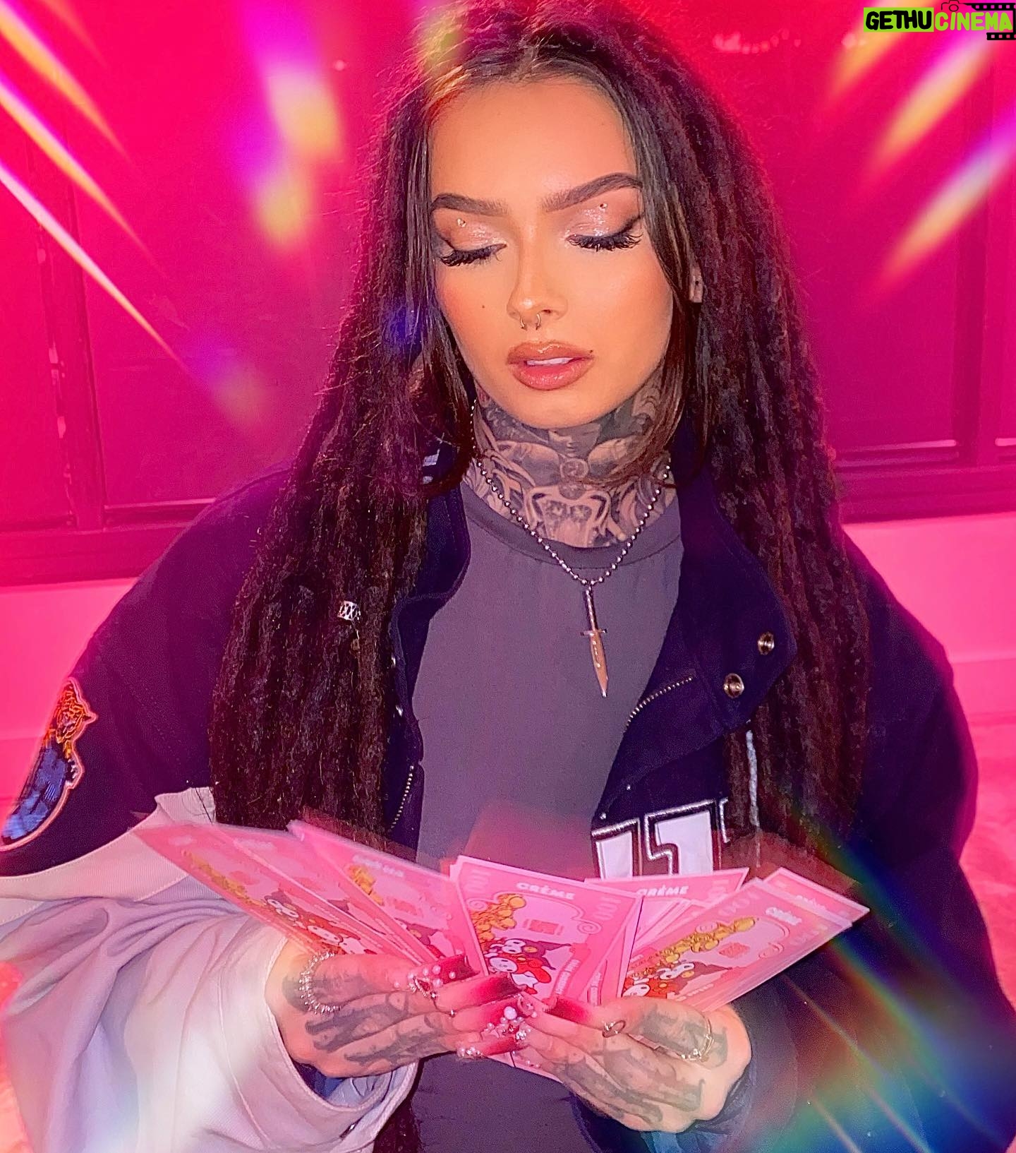 Zhavia Ward Instagram - Everything Pink 🎀👄💗👅🍧