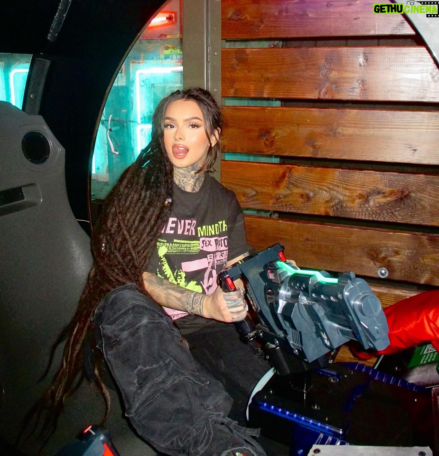 Zhavia Ward Instagram - Bowling always brings me back to the early 2000âs when I was a kid, I loved to watch the music videos and hear new music on the little TVâs more then bowling itself đđđ