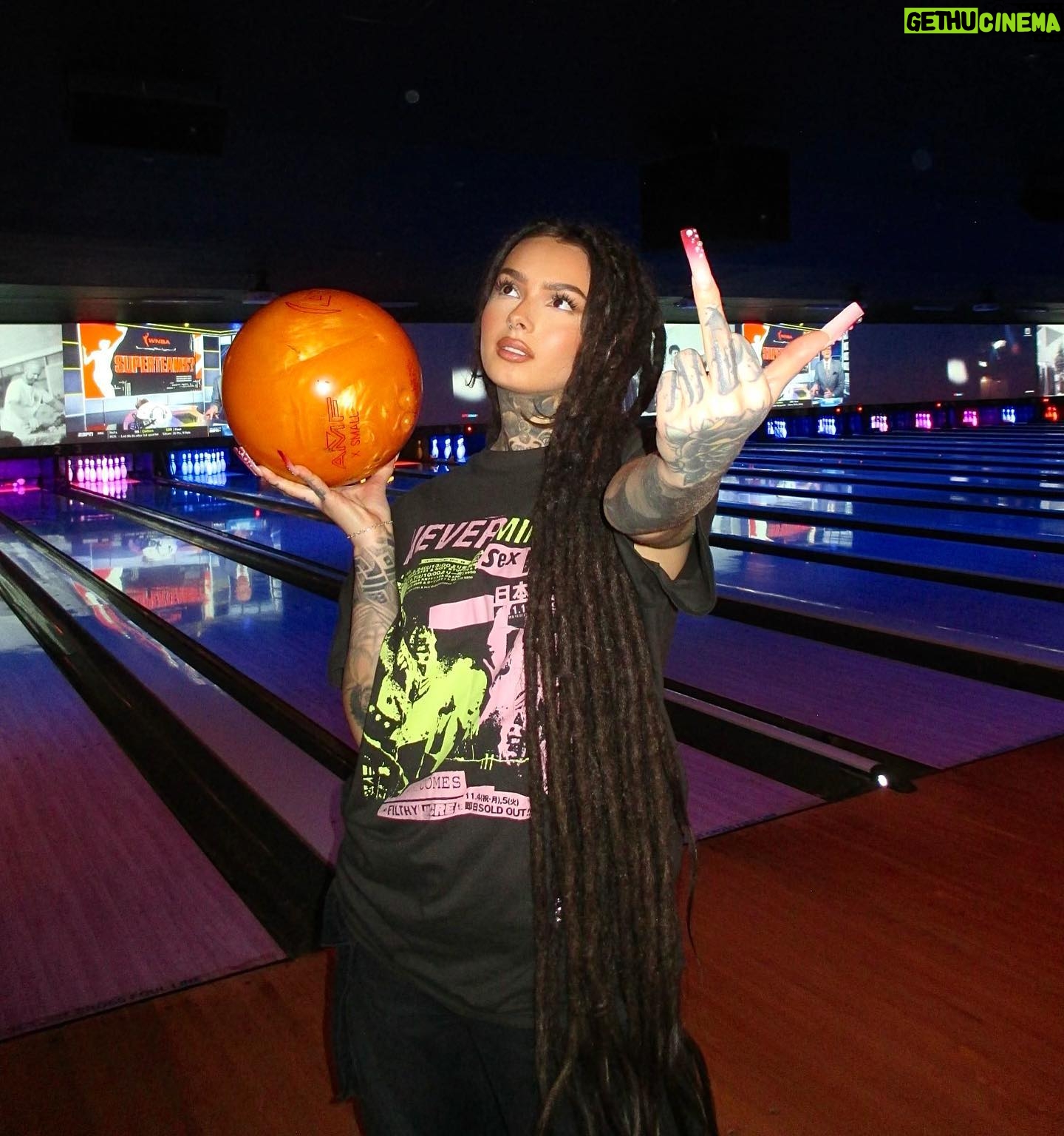 Zhavia Ward Instagram - Bowling always brings me back to the early 2000âs when I was a kid, I loved to watch the music videos and hear new music on the little TVâs more then bowling itself đđđ