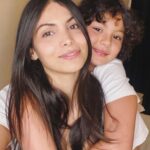 Zineb Obeid Instagram - À la base mon fils est très câlin 🙏❤️ mais avec le confinement, il s’est transformé en chaton 😊 toujours collé à moi... 🙈😍 Et vous comment ça se passe avec vos enfants? 😃