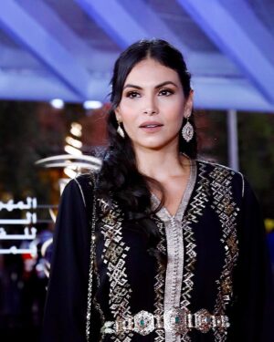 Zineb Obeid Instagram - look 2 @marrakechfilmfestival 🖤

Caftan @saharsalehcouture 
Bijoux @bijouterie.merveilleuse 
Mise en beauté @camillepetrouvi